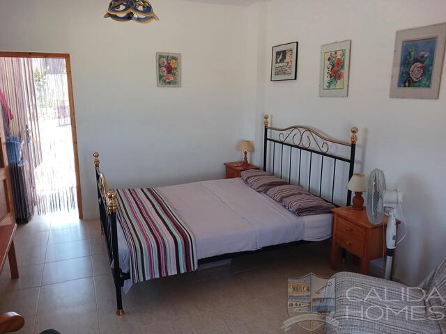 Villa Vista Buena: Resale Villa for Sale in Arboleas, Almería
