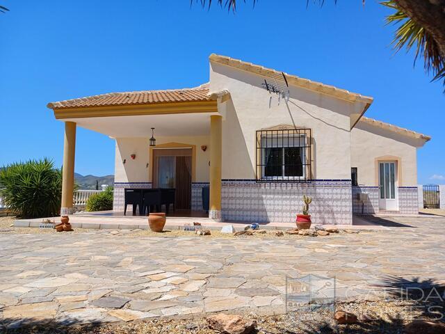 Villa Vista Buena: Resale Villa for Sale in Arboleas, Almería
