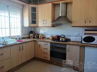 Villa Vista Buena: Resale Villa in Arboleas, Almería