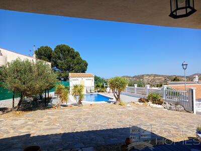Villa Vista Buena: Resale Villa in Arboleas, Almería