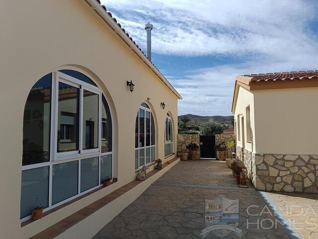 Villa Welcome : Resale Villa for Sale in Arboleas, Almería