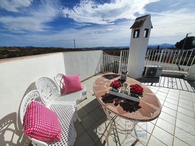 Villa Willow: Resale Villa for Sale in Partaloa, Almería