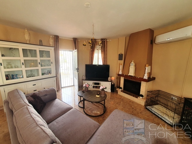 Villa Willow: Resale Villa for Sale in Partaloa, Almería