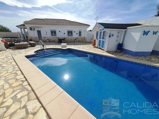 Villa Willow: Resale Villa for Sale in Partaloa, Almería