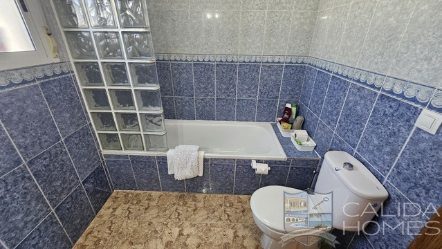 Villa Zinnia: Resale Villa for Sale in Partaloa, Almería