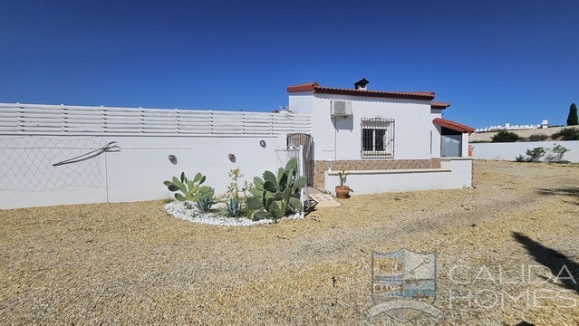 Villa Zinnia: Resale Villa for Sale in Partaloa, Almería