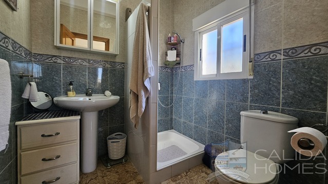Villa Zinnia: Resale Villa for Sale in Partaloa, Almería